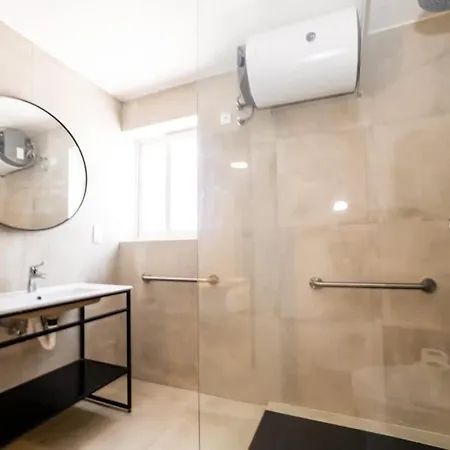 Peaceful Penthouse With Country Views - By Hostmt アパート