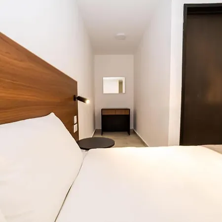 Peaceful Penthouse With Country Views - By Hostmt アパート *