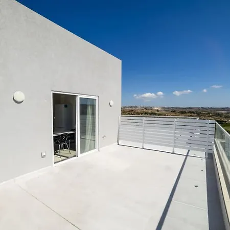 Peaceful Penthouse With Country Views - By Hostmt *