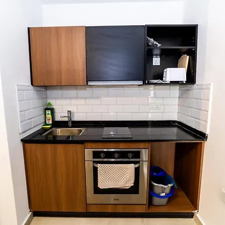 Peaceful Penthouse With Country Views - By Hostmt Apartmán *